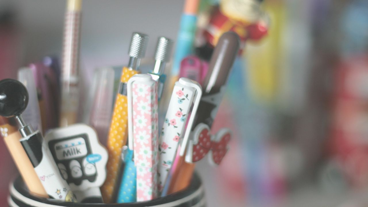 Обои ручки, карандаши, подставка, разноцветный, размытость