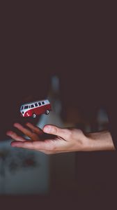 Превью обои рука, автобус, подбрасывать, volkswagen, модель, игрушка
