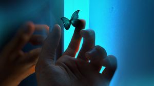 Превью обои рука, бабочка, неон, пальцы, свечение, голубой