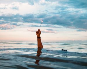 Превью обои рука, бенгальский огонь, искры, вода