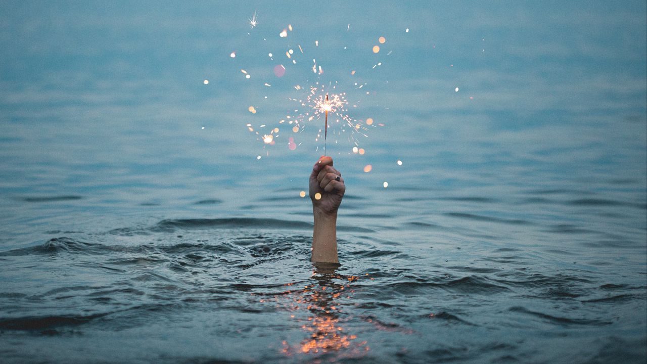 Обои рука, бенгальский огонь, вода, искры