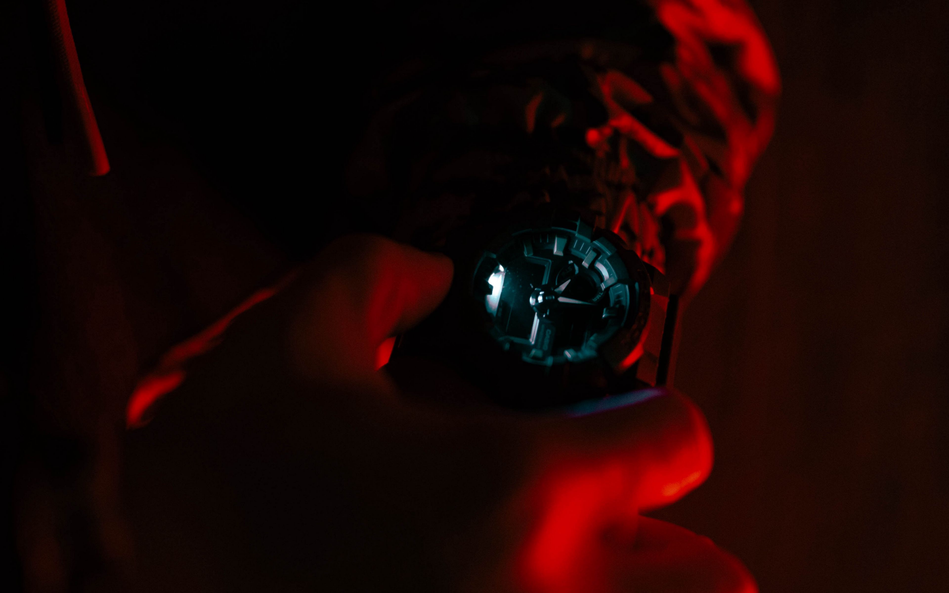 В 5 часов темно. Темный фон с подсветкой. Обои робот с подсветкой красный. Фото руки с красной подсветкой.