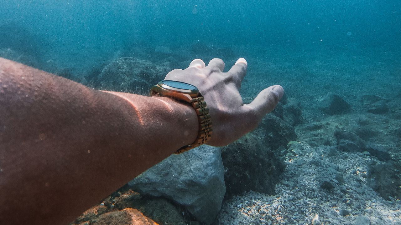 Обои рука, часы, подводный, вода, кораллы