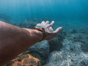 Превью обои рука, часы, подводный, вода, кораллы
