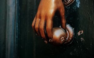 Превью обои рука, дверная ручка, бронзовый, металлический, дверь
