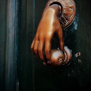 Превью обои рука, дверная ручка, бронзовый, металлический, дверь