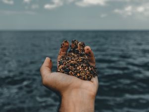 Превью обои рука, галька, море, вода, горизонт