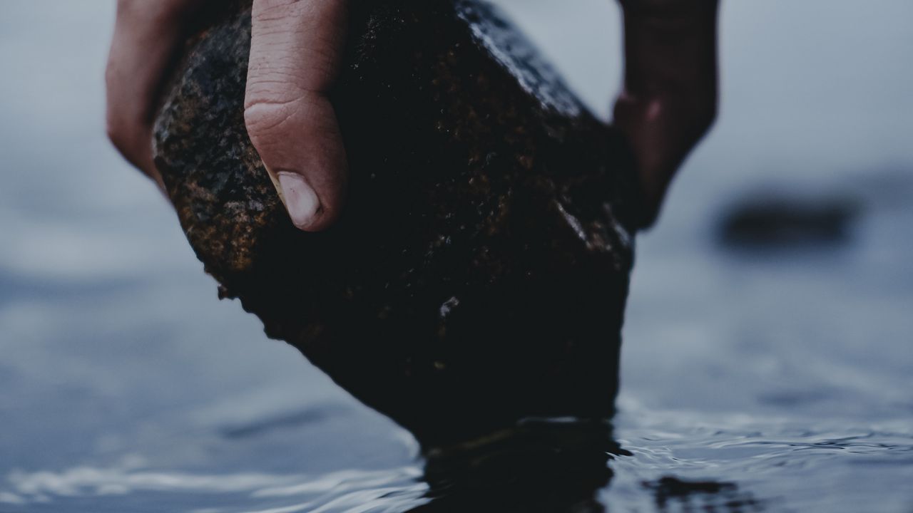 Обои рука, камень, вода, мокрый