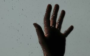 Превью обои рука, капли, стекло, мокрый, дождь