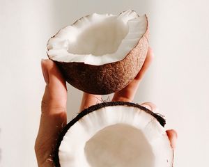 Превью обои рука, кокос, пальцы, экзотика