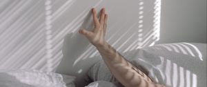 Превью обои рука, кровать, утро, белый
