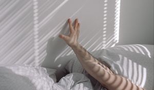 Превью обои рука, кровать, утро, белый