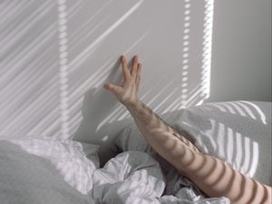 Превью обои рука, кровать, утро, белый
