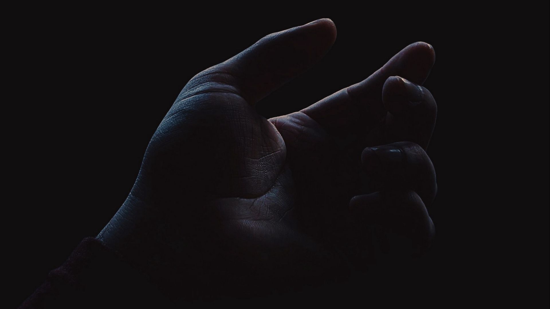 Руки на темном фоне