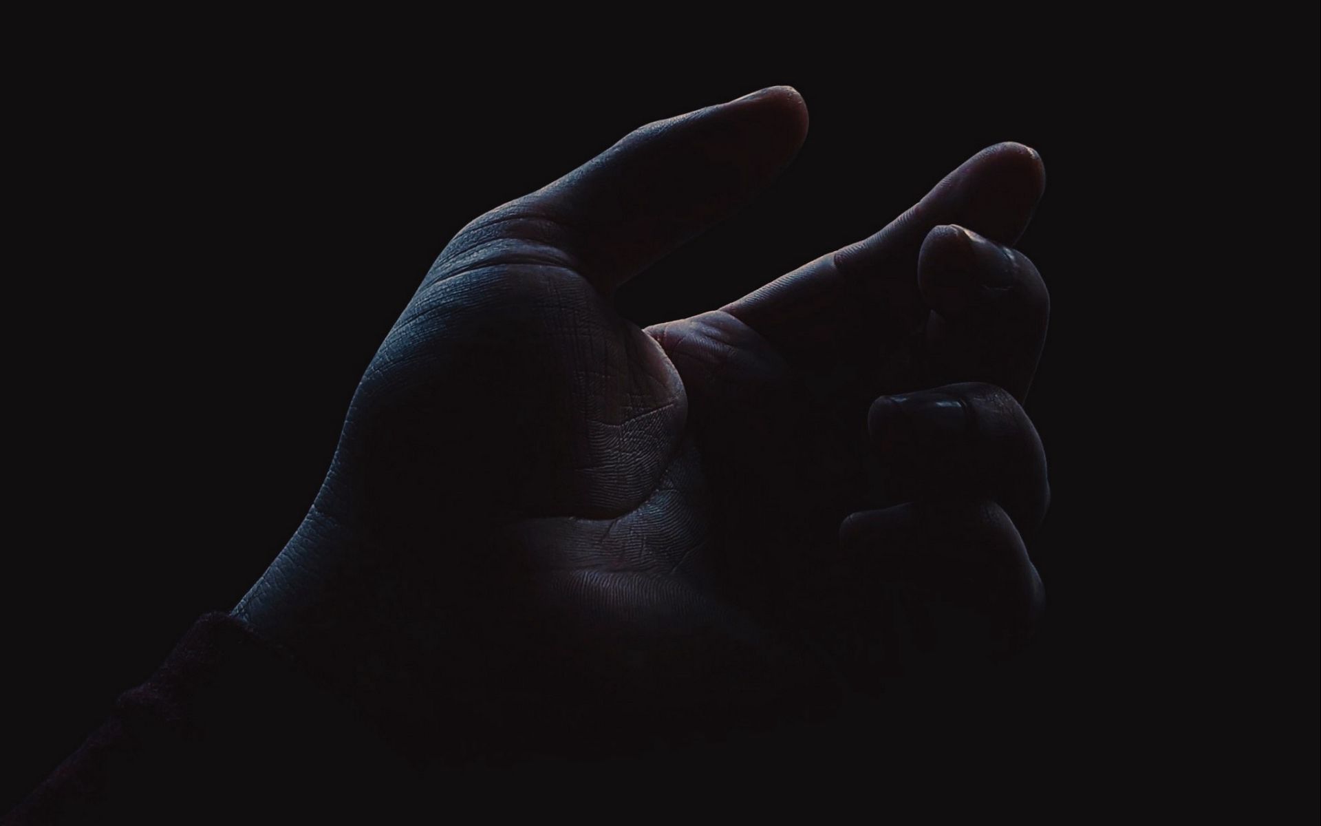 Черная рука ночью. Ладонь на черном фоне. Руки на темном фоне. Черная рука. Руки на темном фоне черный.