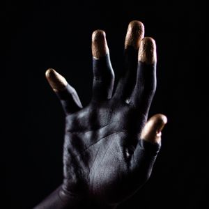 Превью обои рука, ладонь, пальцы, краска, темный
