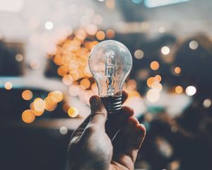 Превью обои рука, лампочка, блики, электричество