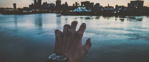Превью обои рука, наручные часы, ночной город
