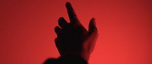 Превью обои рука, пальцы, касание, красный, темный