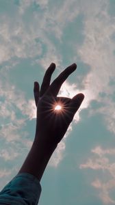 Превью обои рука, пальцы, солнце, солнечные лучи, небо, жест
