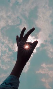 Превью обои рука, пальцы, солнце, солнечные лучи, небо, жест
