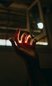 Превью обои рука, пальцы, свет, темный