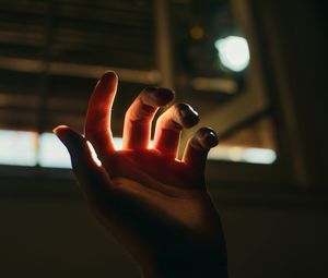 Превью обои рука, пальцы, свет, темный