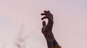 Превью обои рука, пальцы, татуировка, небо
