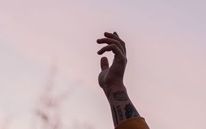 Превью обои рука, пальцы, татуировка, небо