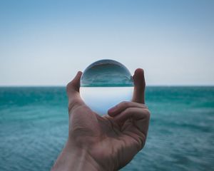 Превью обои рука, шар, стеклянный, отражение, искажение, море