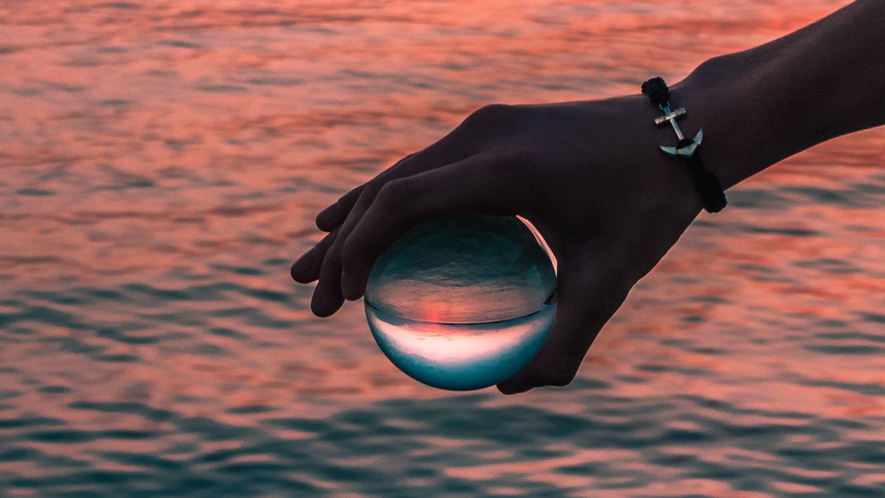 Обои рука, шар, стеклянный, отражение, вода, волны