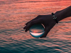 Превью обои рука, шар, стеклянный, отражение, вода, волны