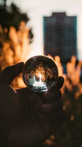 Превью обои рука, шар, стекло, отражение, размытость