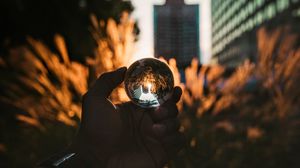 Превью обои рука, шар, стекло, отражение, размытость