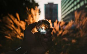Превью обои рука, шар, стекло, отражение, размытость