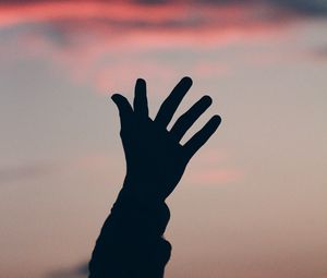 Превью обои рука, силуэт, небо, ночь, взмах