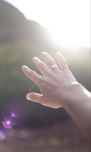 Превью обои рука, солнце, солнечный свет, блики, пальцы