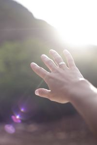 Превью обои рука, солнце, солнечный свет, блики, пальцы
