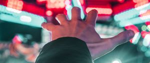 Превью обои рука, свет, огни, неон, блики