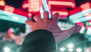 Превью обои рука, свет, огни, неон, блики