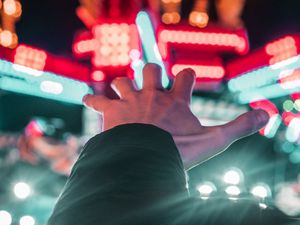 Превью обои рука, свет, огни, неон, блики