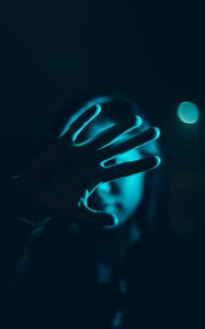 Превью обои рука, свет, темный, темнота