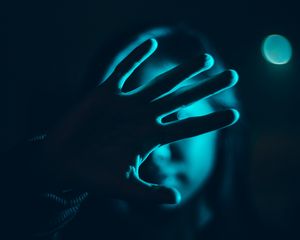 Превью обои рука, свет, темный, темнота