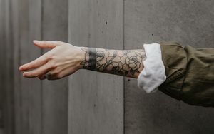 Превью обои рука, татуировка, стена, минимализм