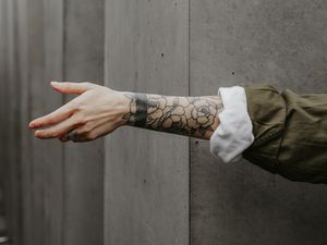 Превью обои рука, татуировка, стена, минимализм