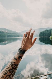 Превью обои рука, татуировки, касание, озеро, пейзаж