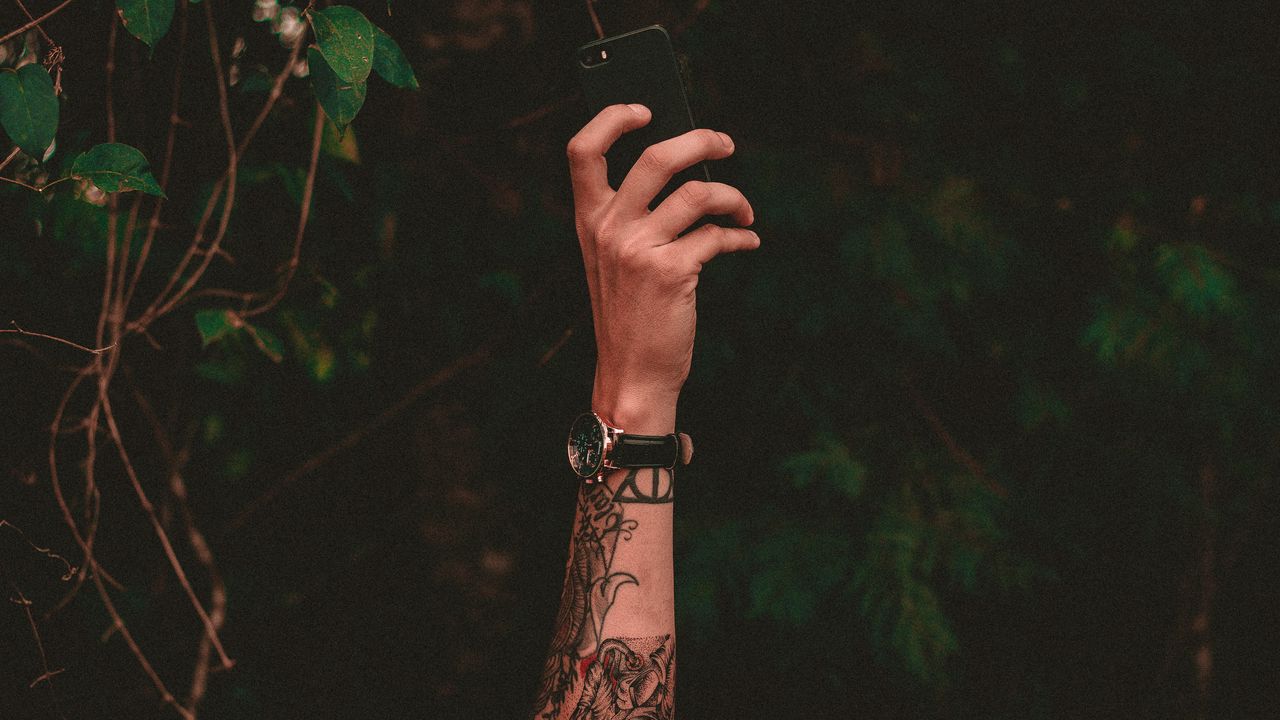 Обои рука, татуировки, телефон, часы
