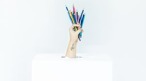 Превью обои рука, цветные карандаши, минимализм, коробка