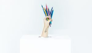 Превью обои рука, цветные карандаши, минимализм, коробка