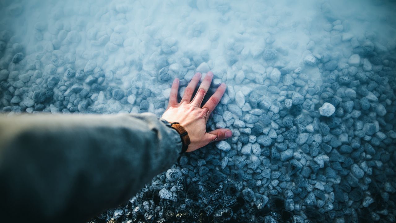 Обои рука, вода, камни, дно